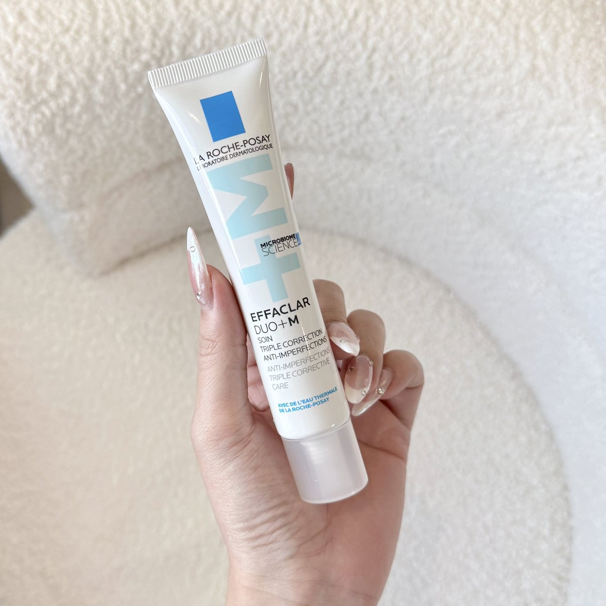 nnannie_e's tweet photo. ใครเป็นสิว/ผิวมัน ใช้อะไรก็แพ้ แนะนำมอยซ์ตัวนี้นะ Effaclar Duo+M เป็นอีกตัวของ La Roche-Posay ที่อยากให้ลองดู ได้ทั้งผิวชุ่มชื้น+ลดสิวอุดตัน สิวอักเสบ จัดการพวกปัญหาสิวขึ้นที่เดิมซ้ำซากดีมาก อีกอย่างคือช่วยลดความมันส่วนเกินบนผิว ใช้แล้วไม่แสบ ไม่คันหน้า ยิ่งใช้คู่กับตัวเซรั่มเค้าก็ดี

- https://t.co/2x1lPy3w7l
- https://t.co/Qm5VdOkOpG