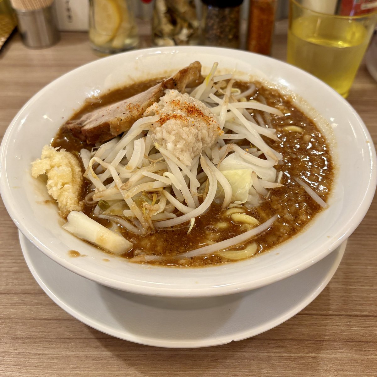 kazawax's tweet photo. #tokyoramenrally 中華そばムタヒロ 味噌五郎。甘めの味噌ベースの二郎インスパイア。マシなしでニンニクのみにしておいたので美味しく食べきれました。#SSRMS https://t.co/0ri8u3JMOx