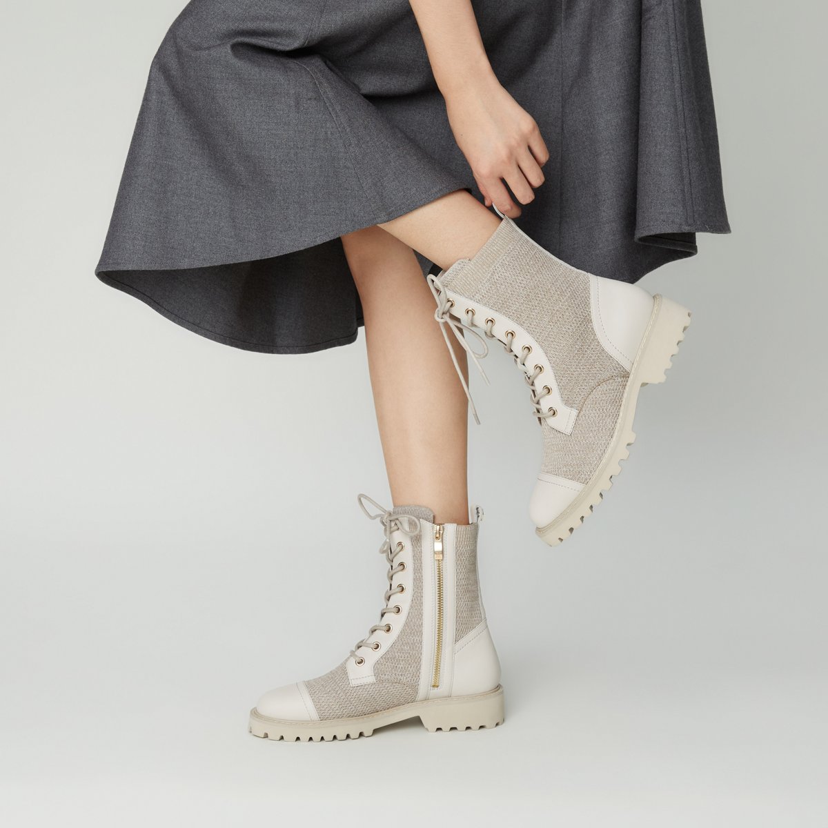 【Florence】

秋冬スタイルを支える、レースアップブーツ🍂

スカートにもパンツにも自然にマッチ
撥水ニットアッパーと滑り止めアウトソールで安心の歩行を実現
秋冬の装いを上品に引き締めてくれる一足

--------------------------

🔗 詳しくはこちら➡x.gd/01obq