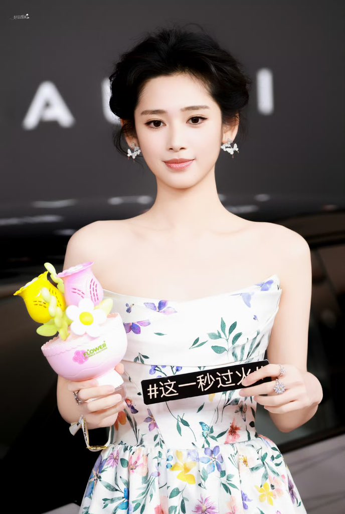 overdotwt's tweet image. He Qiu holding the #Overdo tag at the Weibo TV &amp;amp; Internet Video Summit 2025’s red carpet today! Hello, Ye Zhihong! ❤️‍🔥

©️ 好运莲莲 • 鹤秋

#HeQiu #这一秒过火