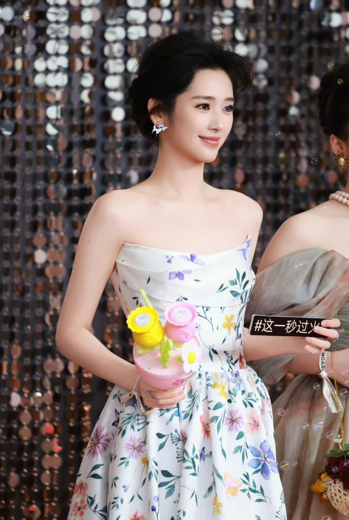 overdotwt's tweet image. He Qiu holding the #Overdo tag at the Weibo TV &amp;amp; Internet Video Summit 2025’s red carpet today! Hello, Ye Zhihong! ❤️‍🔥

©️ 好运莲莲 • 鹤秋

#HeQiu #这一秒过火