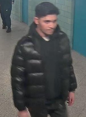 Wanted! Der Kerl hier soll am 27. Dez 2024 im Zwischendeck des U-Bahnhofs Alexanderplatz einen damals 19-Jährigen mit mehreren Faustschlägen ins Gesicht attackiert und erheblich im Gesicht verletzt haben - Hinweise bitte an (030) 4664–574116 berlin.de/polizei/polize…