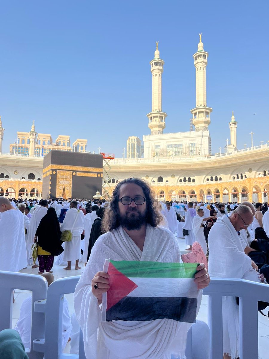 Kayıtlara geçsin diye yazıyorum;

Suudi Arabistan’ın 4 büyük şehrini dolaştım, sadece 1 tane Filistin bayrağı gördüm, o da fotoğrafta elimde tuttuğum bayrak!