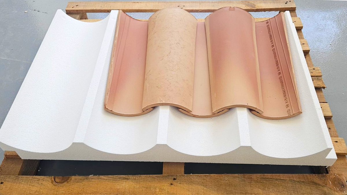 Las placas de porex a medida para cubiertas inclinadas con teja son una de las soluciones más innovadoras para mejorar el aislamiento, aumentar la eficiencia energética y facilitar la instalación de los tejados.

Toda la info aquí 👉🏼 poraxa.com/noticia/placas…