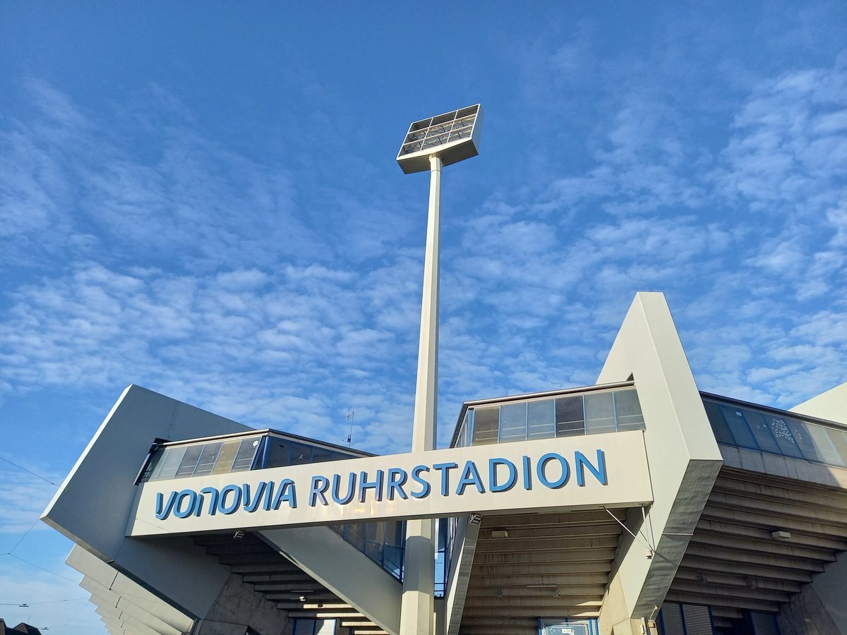 Guten Morgen vonne Castroper! Die neue sportliche Führung wird gleich vorgestellt. Offensichtlich eher Frühaufsteher. Wer schon vorher was über Brunnschneider, Zoller &amp; Co. erfahren möchte, klickt gerne hier: vfl-magazin.de/neue-sportlich…