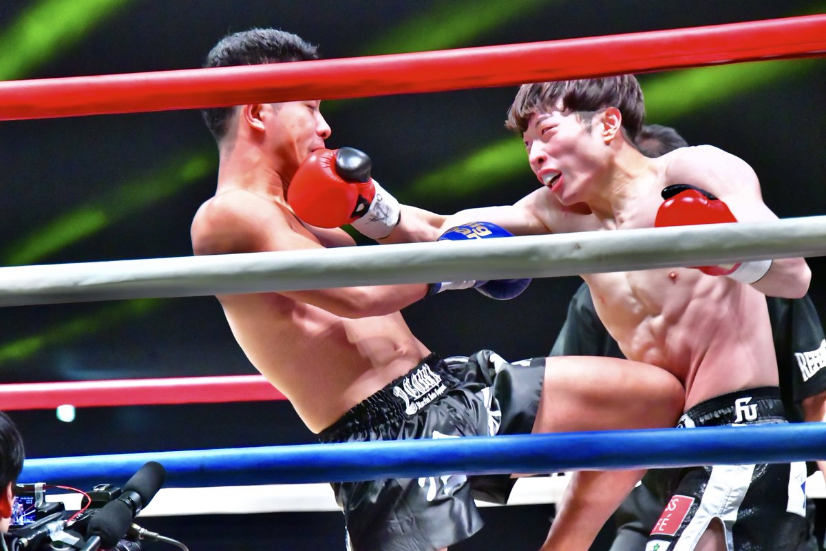 第5試合 スーパーフェザー級3分3R 藤平琉矢選手(K-1GYM三軒茶屋シルバーウルフ)vs小柳俊和選手(BANG BANG GYM) 。藤平選手の2-0判定勝ち。好戦的な小柳選手の動きを止めた藤平選手のパンチ力。北海道から上京して夢叶える為に日々奮闘している藤平選手だ。
▶︎note.com/gentle_jaguar2…
#bigbang_kick