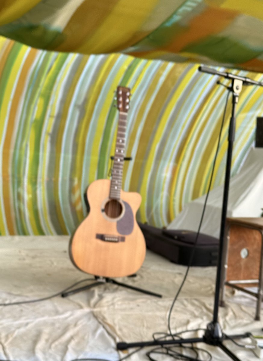 kapaking's tweet image. 天気が良くて秋らしくていい気分で泰行さんのライブ聞けました。こころなしかいつもよりゆったり歌っていたような。沁みました。アンコールで燃え殻やって、馬の骨のベストの宣伝もして完璧でした。