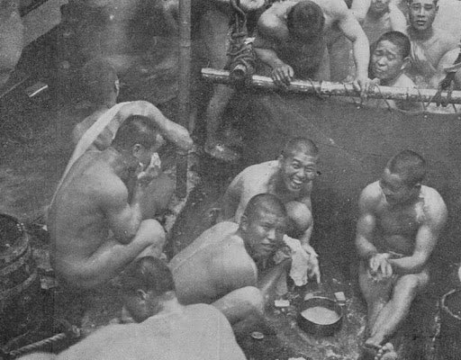 STansuke's tweet photo. 日露戦争時代の筋肉質な日本兵の体

日露戦争時代の兵士を支えたタンパク源は、魚、肉、大豆製品が中心で、現代のプロテインサプリメントや高タンパク食とは異なり、量と質は限定的でした。

現代の基準（1日あたり50-70g程度が推奨）には遠く及ばず、20-30g程度が現実的な供給量だったと推測されます。

※肉：牛肉や豚肉が缶詰や乾燥加工された形で限定的に支給
https://t.co/fIUG1apub9