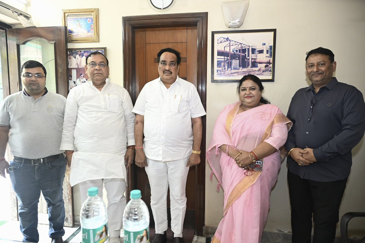 आज बिहार में श्री विनोद हिसारिया जी एवं श्री प्रदीप हिसारिया जी के निवासस्थान पर शुभेच्छा मुलाकात की उनके स्नेह और आत्मीय आतिथ्य के लिए हृदय से आभार। बिहार की यही मिट्टी जहाँ अपनापन और आदर, दोनों का संगम है, जो हमेशा प्रेरणा देती है।