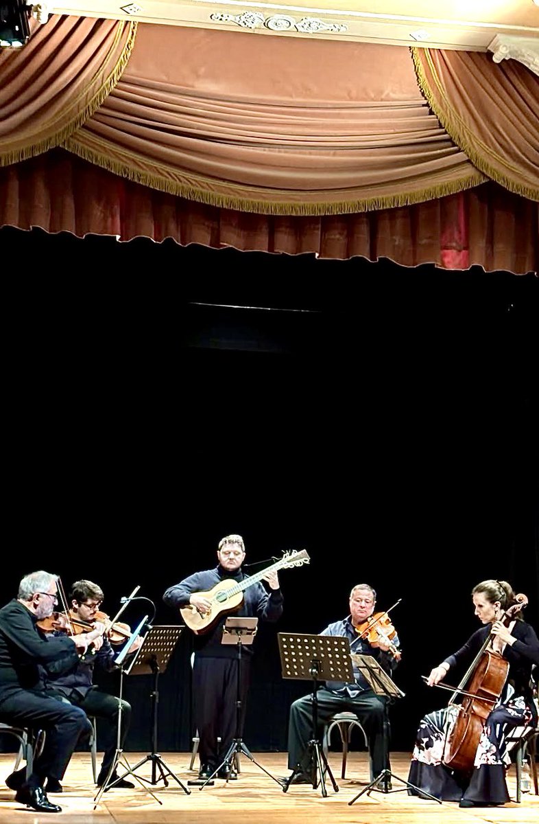arcomelo2013's tweet image. ENSEMBLE AURORA – LUIGI BOCCHERINI
I quintetti con chitarra insieme a
EUGENIO DELLA CHIARA
(chitarra a sei ordini Joséf Pagés, 
Cádiz, 1819)

VIGNOLA, (Modena)
5 novembre 2025, ore 21:00

CATANIA, Palazzo Biscari
Domenica 9 novembre 2025
ore 19:00 Anteprima
ore 20:30 Concerto