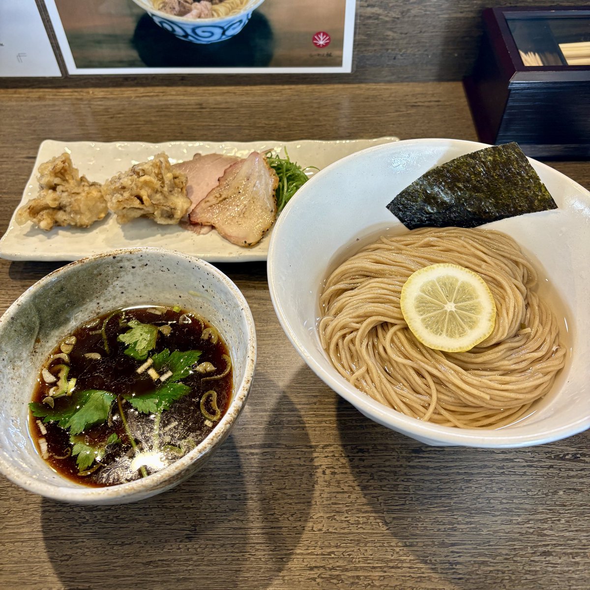 kazawax's tweet photo. #tokyoramenrally らーめん楓 トリュフ香る舞茸とくるみの昆布水つけ麺。麺が蕎麦っぽく、舞茸の天ぷらも合わせて上品な和食っぽい。食べるとトリュフがブワッと来て美味でした。#SSRMS https://t.co/ZVwiCwGl0I