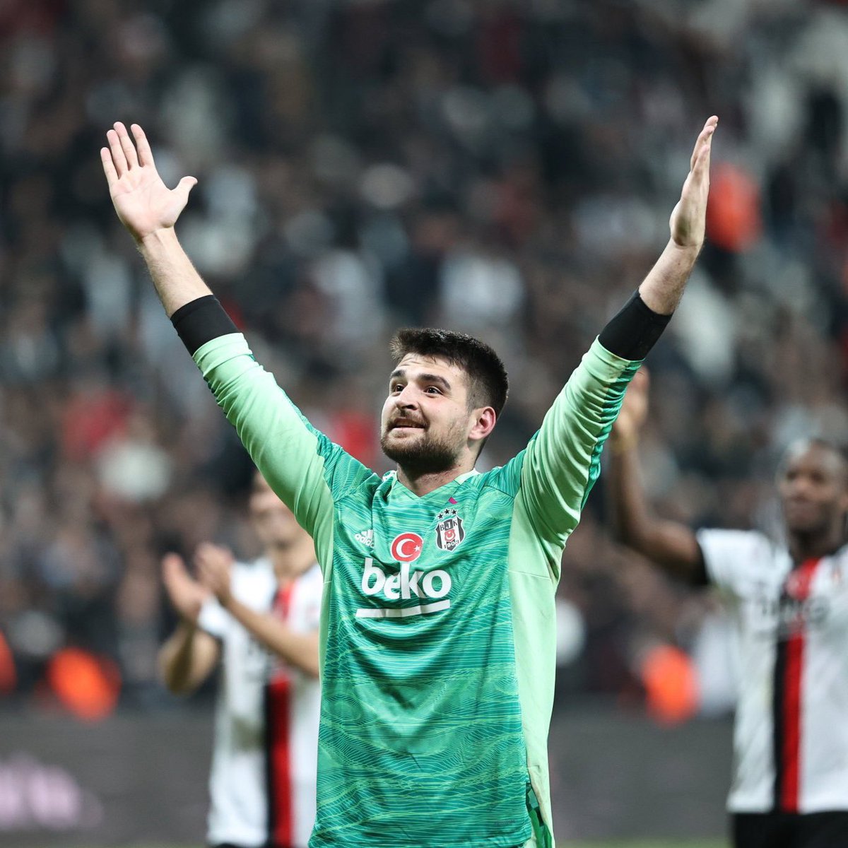 Gol yiyecekse Ersin yesin siyen taraftarların sözünü yere düşürmüyorsun sana da helal olsun… Geleni geçeni içeri al böyle … 
<a href="/ErsinDestanoglu/">Ersin Destanoğlu</a>