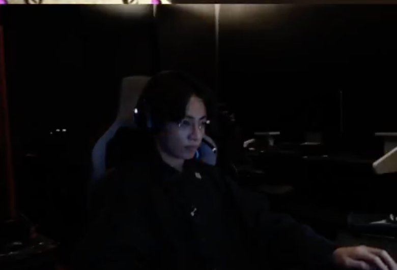 joon_lovebot's tweet image. checking in on jungkook's live stream between work like its a baby monitor