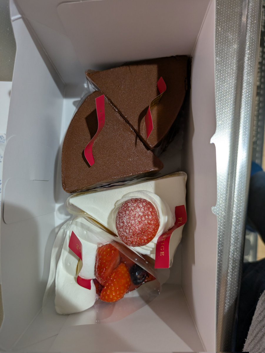 ここ数日、なぜか普通の会話ができるようになってきた妻。
精神科もまだ1回しか行ってないし、一体何が起きているのか分からないですが、少なくとも回復傾向なようです。まだまだ油断できないですが、諸々お騒がせしました🙇‍♂️
そして、今日は妻の誕生日なので、ケーキ買ってみました🎂