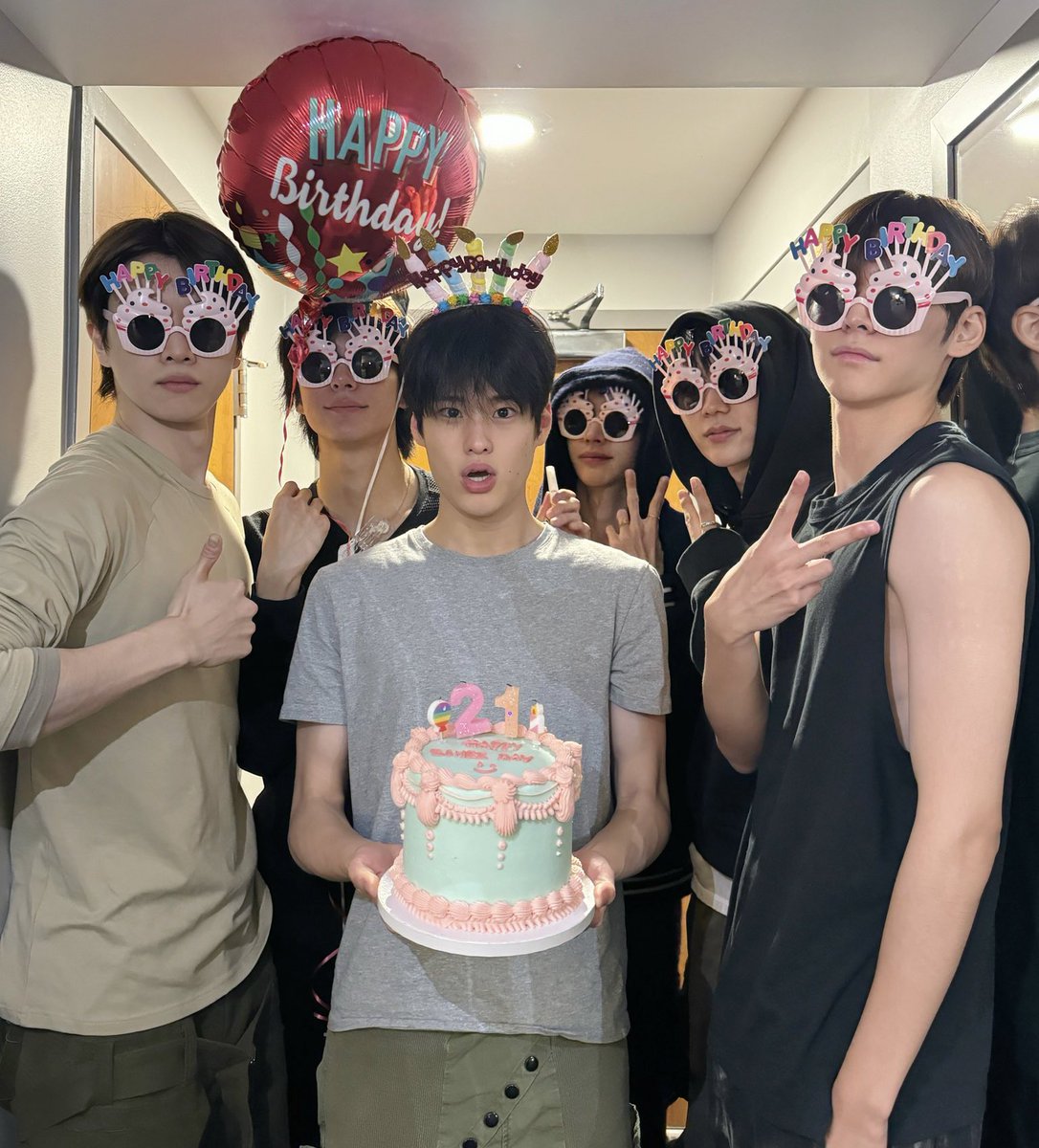 riize_popbase's tweet photo. 1 RETWEET = 1 VOTE
1 REPLY = 1 VOTE

I vote for #RIIZE on #2025MAMAVOTE https://t.co/aHCDWwvKJf