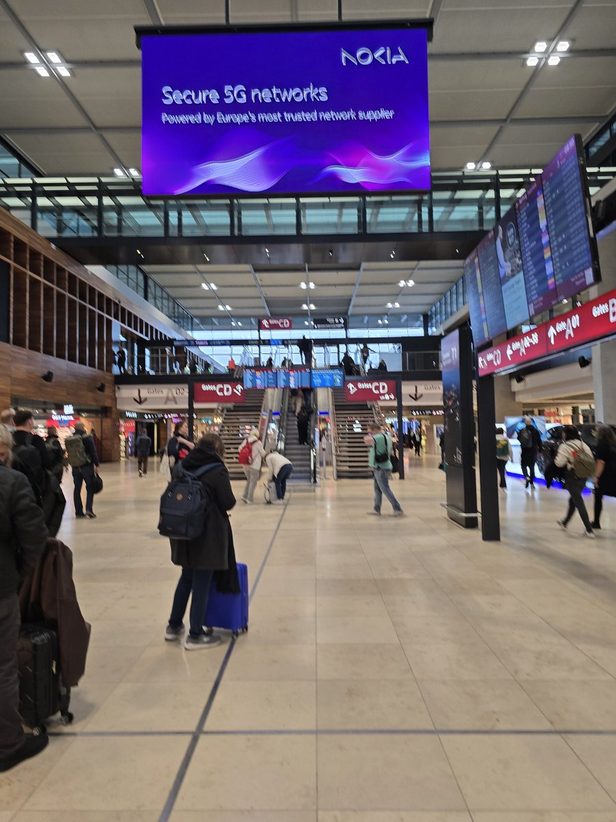 Ms_DanielaKoppe's tweet image. That's how days should starts.❤️ Waiting for my today's flight to London.  And  i'm in best companion with the brand new book by @susannahwise - #TheDrift
Thanks Susannah,
the waiting has come to an end: for your book and for the reunion with my beloved London.
#ALadylovesLondon