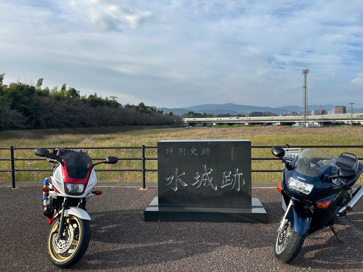 ReoRaira's tweet photo. お天気が不安だったので近場でツーリング
水城跡でコスモス鑑賞🌸 https://t.co/1oxcfs5c7g