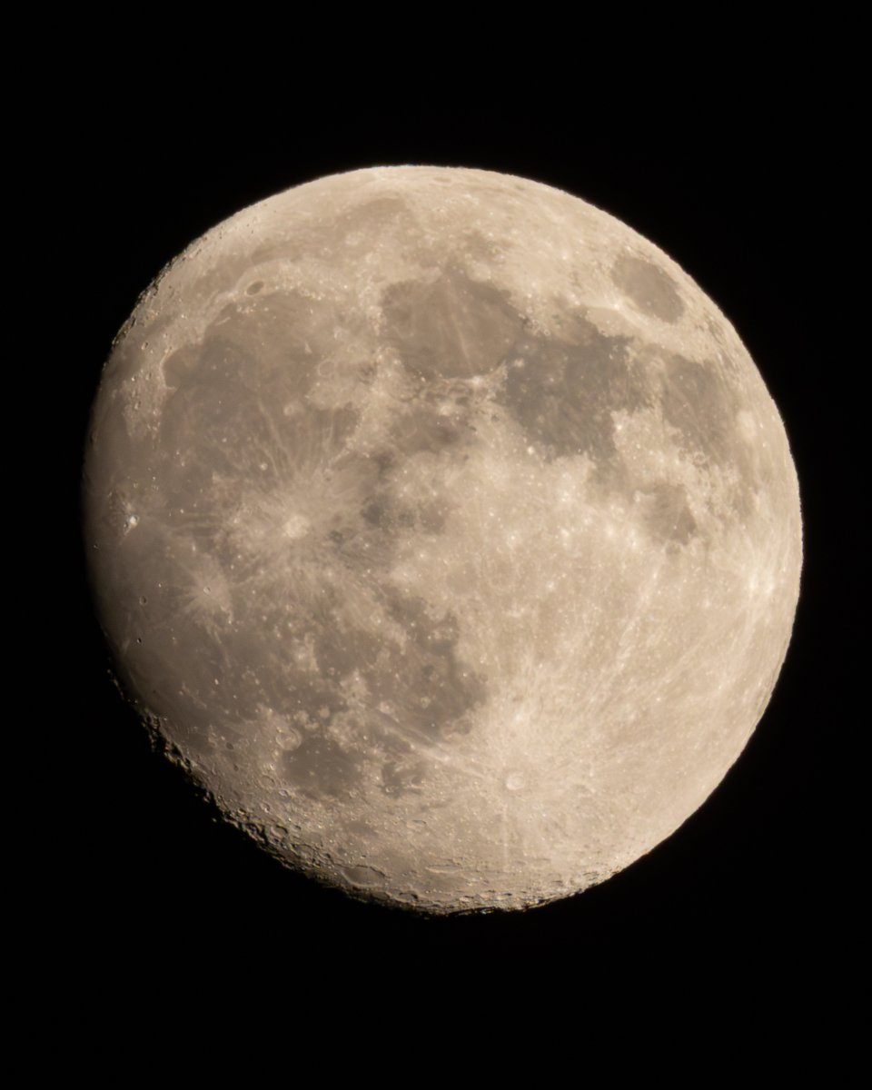 man_ten_bo_shi's tweet image. 今夜の月です。
東の空に美しい月が見えています。
明後日11月5日(水)は今年最大の満月です。最近はよくスーパームーンと呼ばれますね。
11月に入り夜は寒いですね。風邪を引かないように暖かい格好で月を眺めてみましょう。