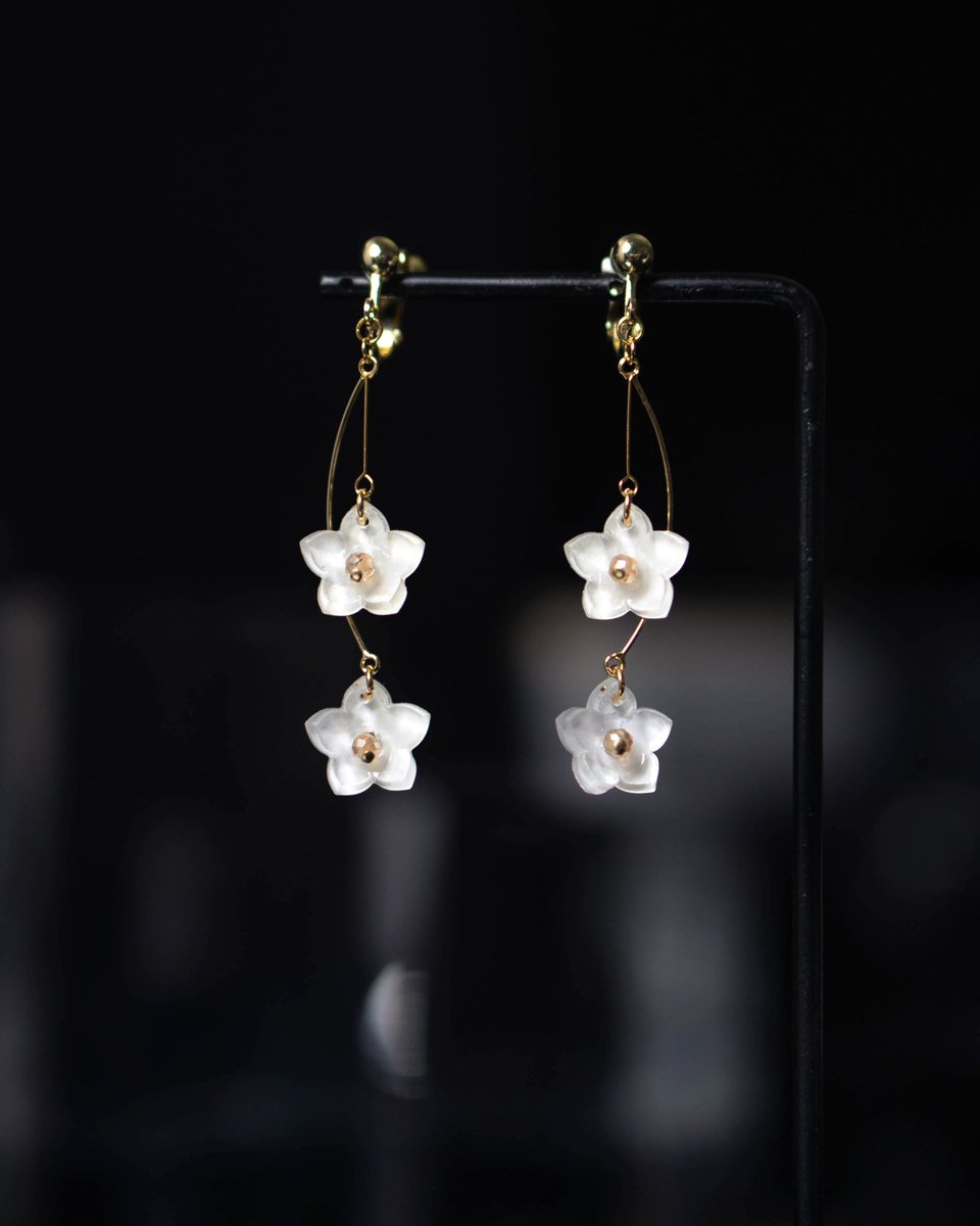 光を放つ花とともに。