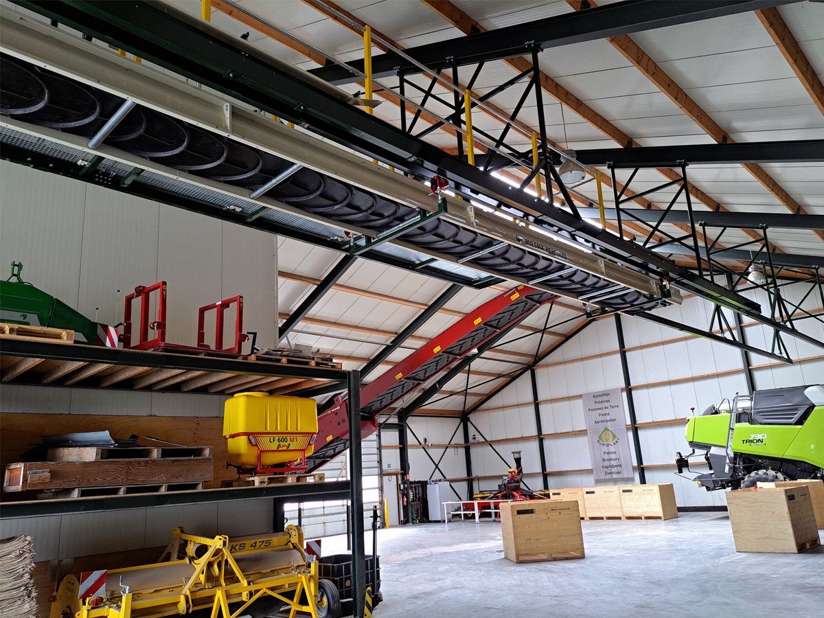 🚛 | 𝗧𝗿𝘂𝗰𝗸 𝗹𝗼𝗮𝗱𝗶𝗻𝗴 𝘀𝘆𝘀𝘁𝗲𝗺
Earlier this year, we delivered a truck loading system to a customer in the far north of the Netherlands, commissioned by <a href="/kvandermaar/">Van der Maar Landbouwmechanisatie</a>. The system consists of a conveyor, over 15 meters long, that slides on a rail. #bijlsmahercules