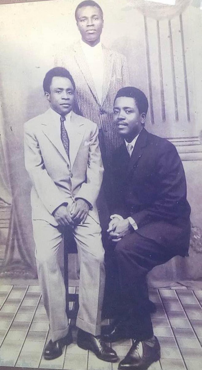 Thread -  Il y a 65 ans l’Assassinat de Félix-Roland Moumié

C’est notre Histoire : Ils sont morts pour nous 

Debout: Ernest Ouandie 

Assis : Abel Kingué et Felix Moumié

L’oubli est la ruse du diable !