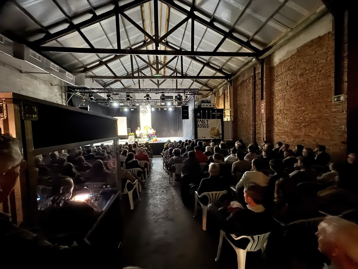 Fue un placer conversar con mi querido y admirado Álvaro García Linera en <a href="/Fest_PanyRoses/">Festival Pan y Roses</a>. 

En este “tiempo liminal”, destacaría dos reflexiones que entresaco de su obra: 

- “Somos demasiado débiles como para darnos el lujo de peleas de capilla y de pequeños feudos”. 

(+)