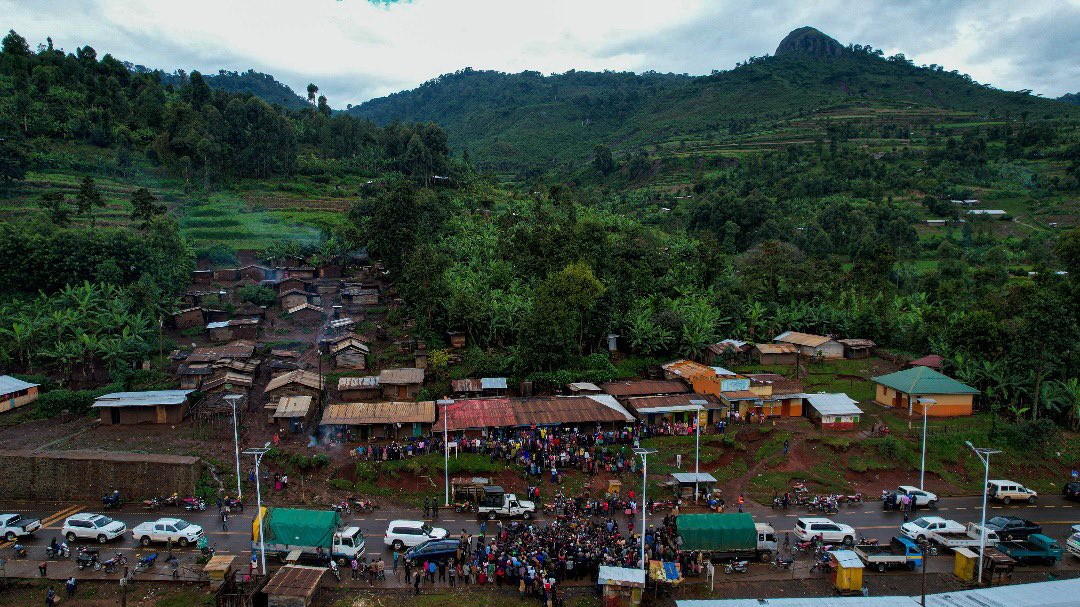 OmulongoAnnet's tweet image. Hon. @LillianAber delivered body bags &amp;amp; 5M from @KagutaMuseveni to families of mudslide victims in Kwanwa Village, Bukwo. 1M given to survivors. At-risk residents directed to relocate to an @OPMUganda @UgandaRedCross holding centre near #Kween-#Bukwo border for displaced persons