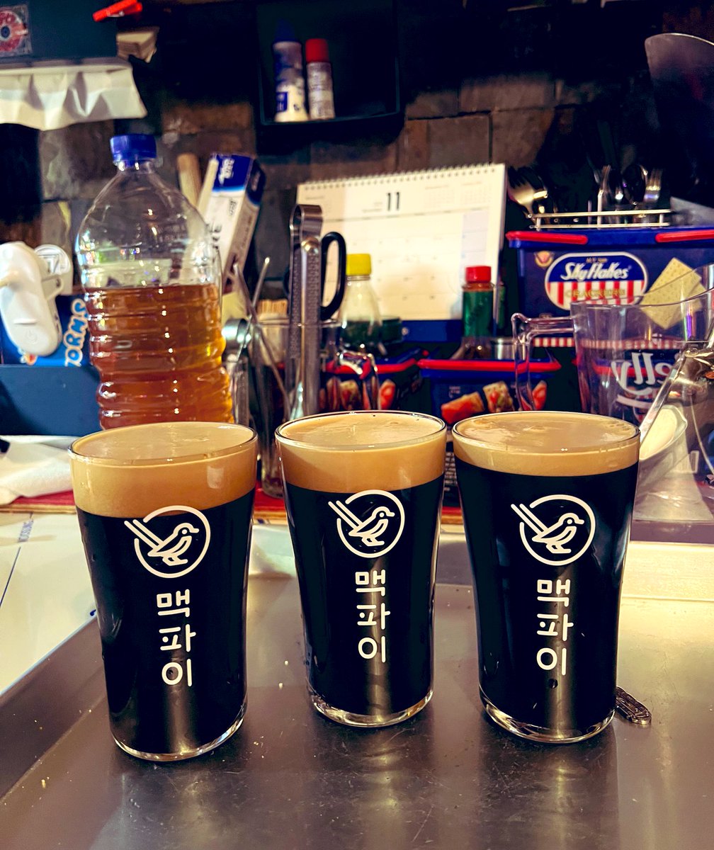 unthebbar's tweet photo. 그동안 사랑받았던 시나몬 코젤 다크를 빼고 국내의 작지만 큰 <맥파이 브루어리의 포터>를 새로 들였어요! 원래 다크비어는 추울수록 더 맛있대요! 커피향과 초롤릿향이 진한데 목넘김은 부드럽고,,특별 제작된 전용잔이 거품을 오래 지속시켜줘요. 시나몬슈가를 원하시면 (본사 모르게?)리밍해줌 ㅋ https://t.co/6ni6hB7SCu