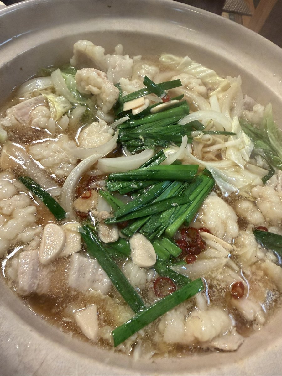 nakabezui's tweet image. ガチで紹介したくなさすぎて3年くらい黙ってたけどグルメ本にとうとう載せたところ！
毎年恒例冬限定もつ鍋！
食べにきたぞ…！
今年は何回食べられるかな？🤭
お酒のお通しも、3年以上通って同じ品が出たことない。
最高だよ…大好き…🧡
片瀬白田の燦です🥰🫶
予約が確実👍開店前並ぶこともあります