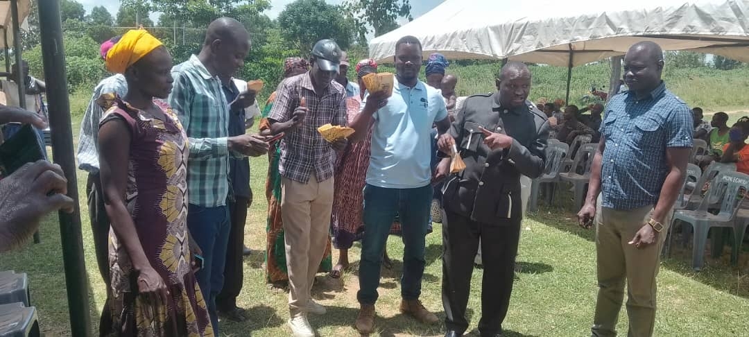 GovUganda's tweet photo. 𝐏𝐀𝐑𝐈𝐒𝐇 𝐃𝐄𝐕𝐄𝐋𝐎𝐏𝐌𝐄𝐍𝐓 𝐌𝐎𝐃𝐄𝐋 (𝐏𝐃𝐌)

Soroti District has received UGX 16.58Bn, disbursed 99.6% to 16,554 households (34%).

Soroti City received UGX 7.67Bn, disbursed 99.7% to 7,797 households (22%). #OpenGovUg https://t.co/Mbapz2tNWp