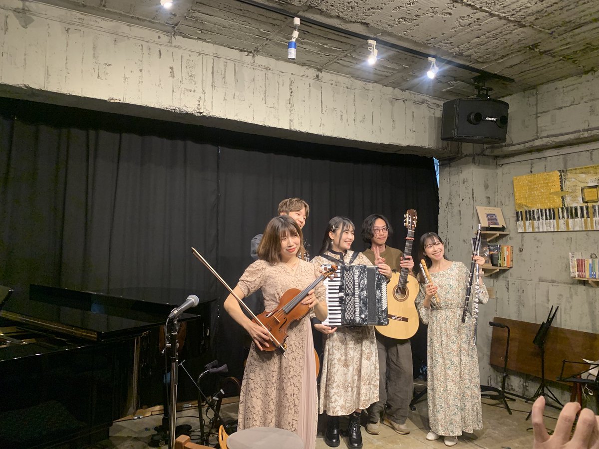 周の下のうどん屋さんで美味しいうどんを食べてjunanaさんのLIVE🇮🇪
楽しかったー！！🤤