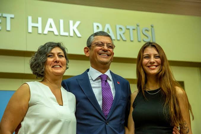 Sayın Özgür Özel’e Açık Şikayettir: Sizin Haberiniz Var, Onların Vicdanı Yok

Sayın Genel Başkan Özgür Özel,
Size bu satırları yazıyorum çünkü İzmir örgütünüz yazılmıyor.
Konuşulmuyor.
Utanmıyor.
Ve daha da fenası: Susuyor.

Siz “kadın devrimi” diyorsunuz.
Siz “CHP kadınların