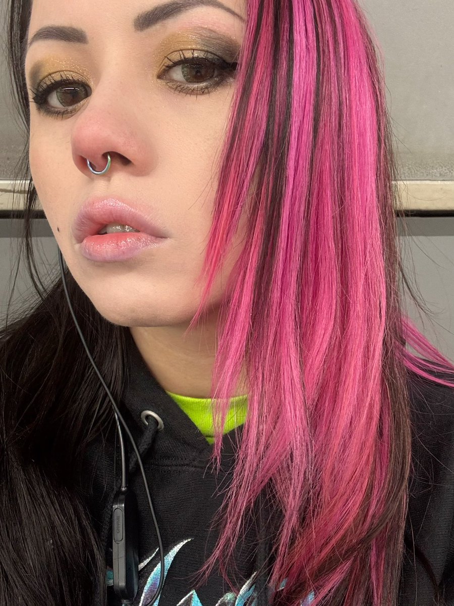 バースデープレゼントに頂いたリップで唇ちゅるんちゅるん💜🫧

外気温が急に冷たくなって、鼻先が赤くなっちゃうわ(混血あるある)

19:00より<a href="/hakka2bunnoichi/">ハッカニブンノイチ</a> でお待ちしており〼