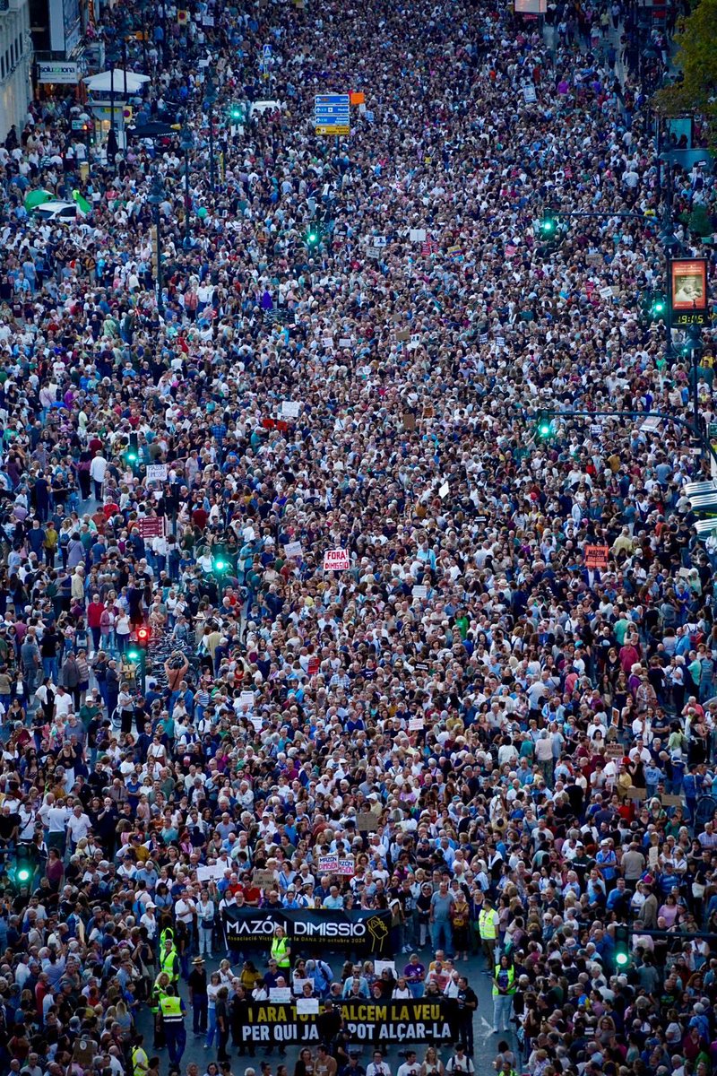 Quina vergonya de compareixença de Mazón. L'importa més criticar el govern estatal que les víctimes. I ell mateix es fa la víctima. Deplorable. Però si ha caigut ha sigut gràcies a la mobilització popular.