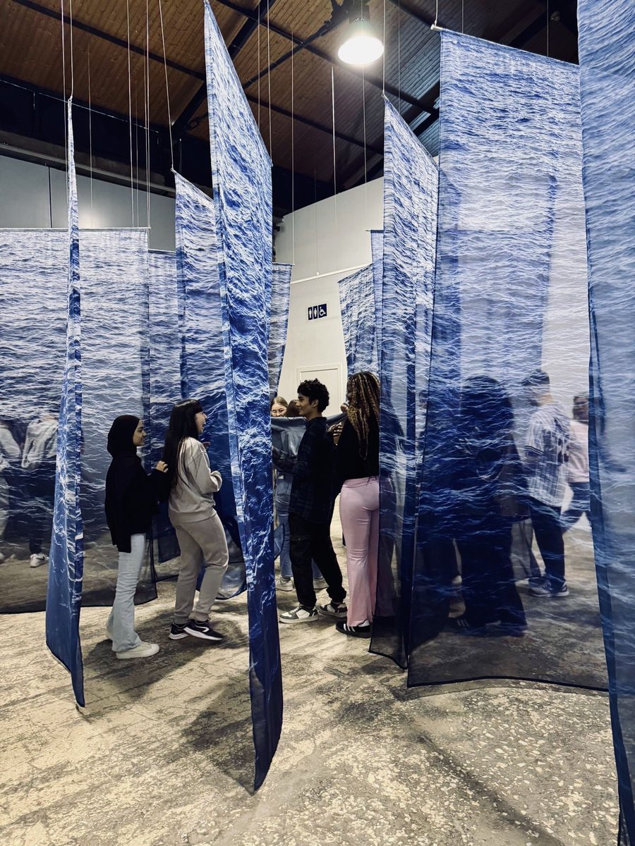 CAT 💬📷 La setmana passada vam rebre l’alumnat de l’<a href="/Ins_IAMF/">Ins Martí i Franquès</a> per a una visita comentada a l’exposició TALENT LATENT 2025 amb <a href="/abellovilella/">jordi abello vilella</a>.

💧✨ Obrir el festival a joves mirades és generar un espai per a la descoberta. Gràcies per venir! 📸 #SCANaqua