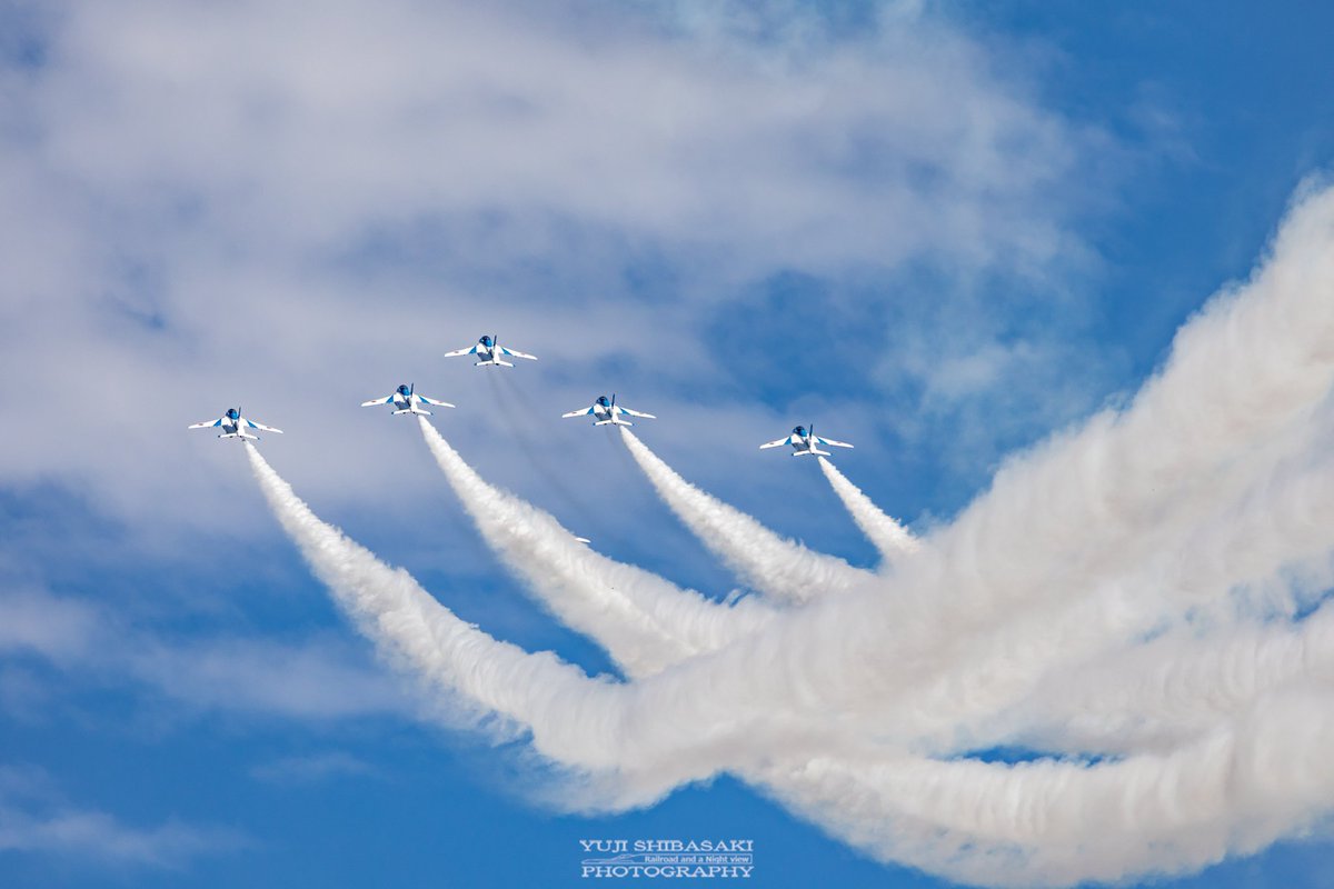今年の入間航空祭は曇り空だったのが、ブルーインパルス展示飛行時に