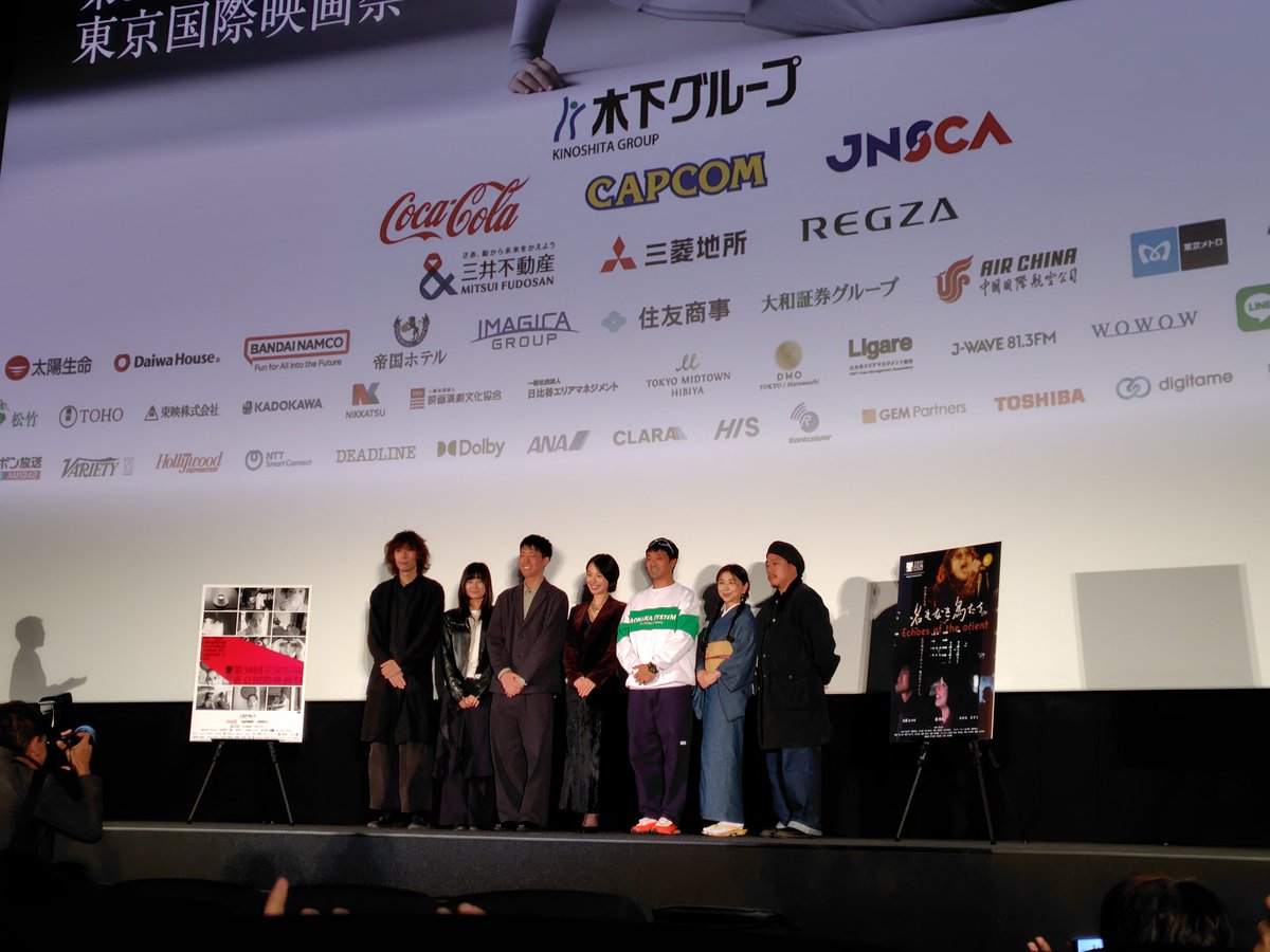 東京国際映画祭「名もなき鳥たち」鑑賞。基本、ボーイミーツガールから始まる物語なのだがゲームソフトのサウンドノベルのように複雑でリアルな周辺設定が次々に現れる。最後まで何が起きても不思議でない緊張に満ちたストーリー展開は前例のない体験だった。