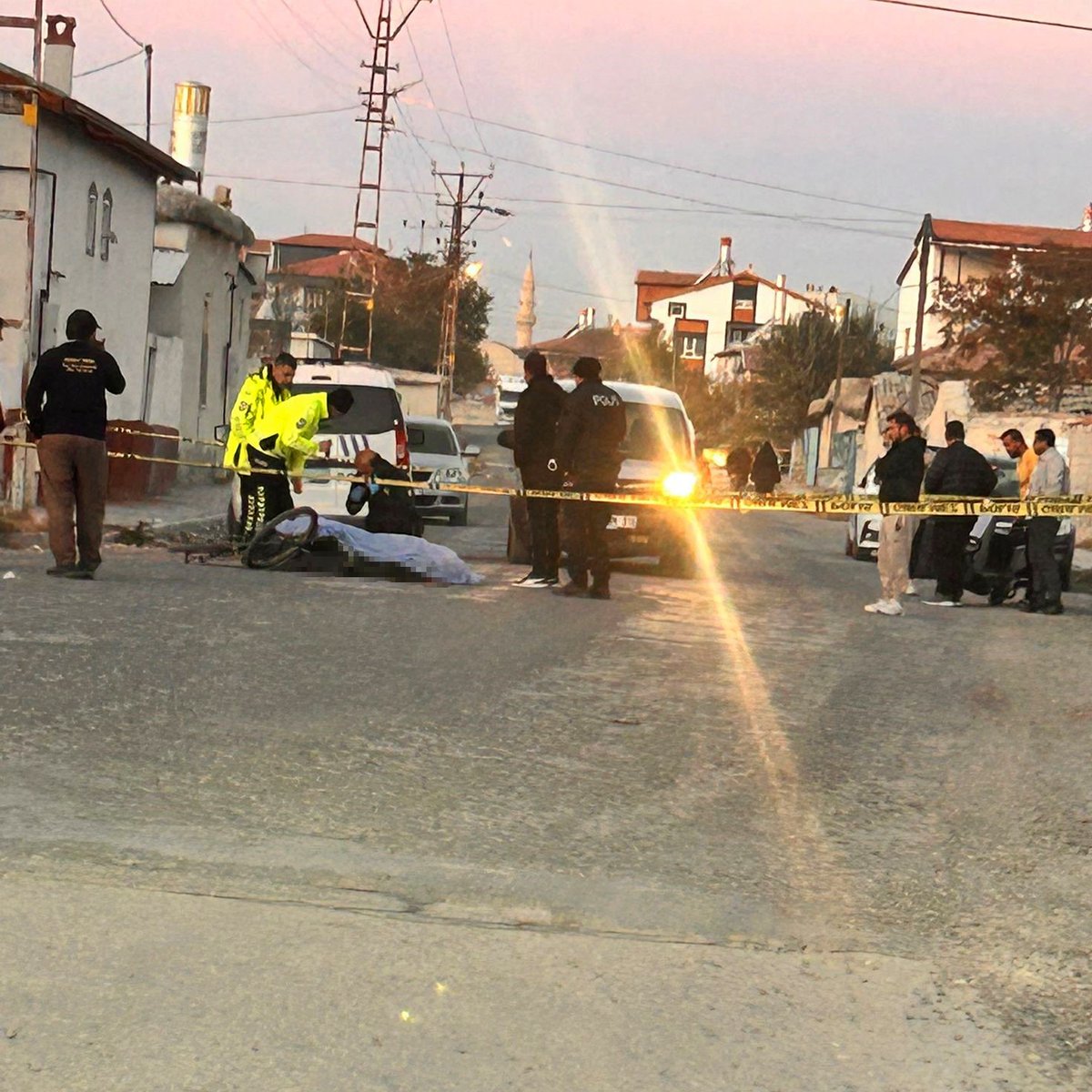 bosunatiklama's tweet photo. Konya'da 6 ay önce trafik kazasında 12 yaşındaki oğlunu kaybeden baba, çocuğunun ölümünden sorumlu tuttuğu sürücüyü öldürdü. https://t.co/TmzeQtNnUD