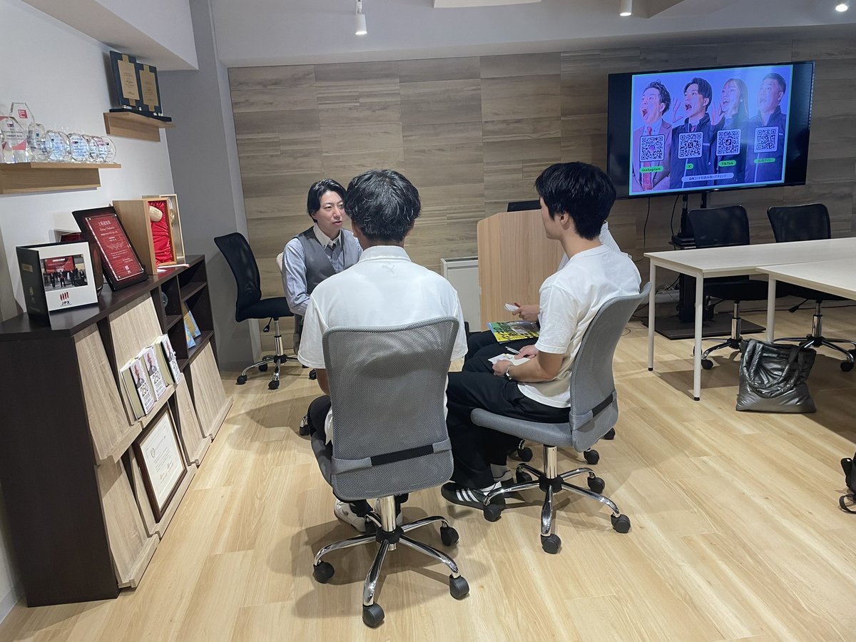 frontier_kouhou's tweet photo. 【イベント開催しました🎊】
フロンティア主催「マッチング合説」

理念マッチング🤝
業界の枠を超えて、学生と企業が本音で語り合う1日に✨
「就活の視野が広がった！」という声も多数🌱

参加してくださった企業・学生の皆さま、ありがとうございました！

#フロンティア #合説 #就活イベント https://t.co/RkVMQb2uqS