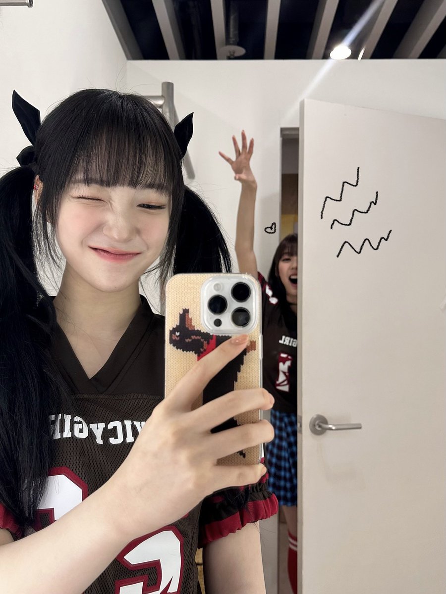 UNIS_offcl's tweet photo. 오늘은 쥬리더 탄생일✨
(짱)현주언니!!! (짱)생일축하해요!!🩷🎉

#UNIS #유니스 
#YUNHA #방윤하 https://t.co/sosFkXKggY