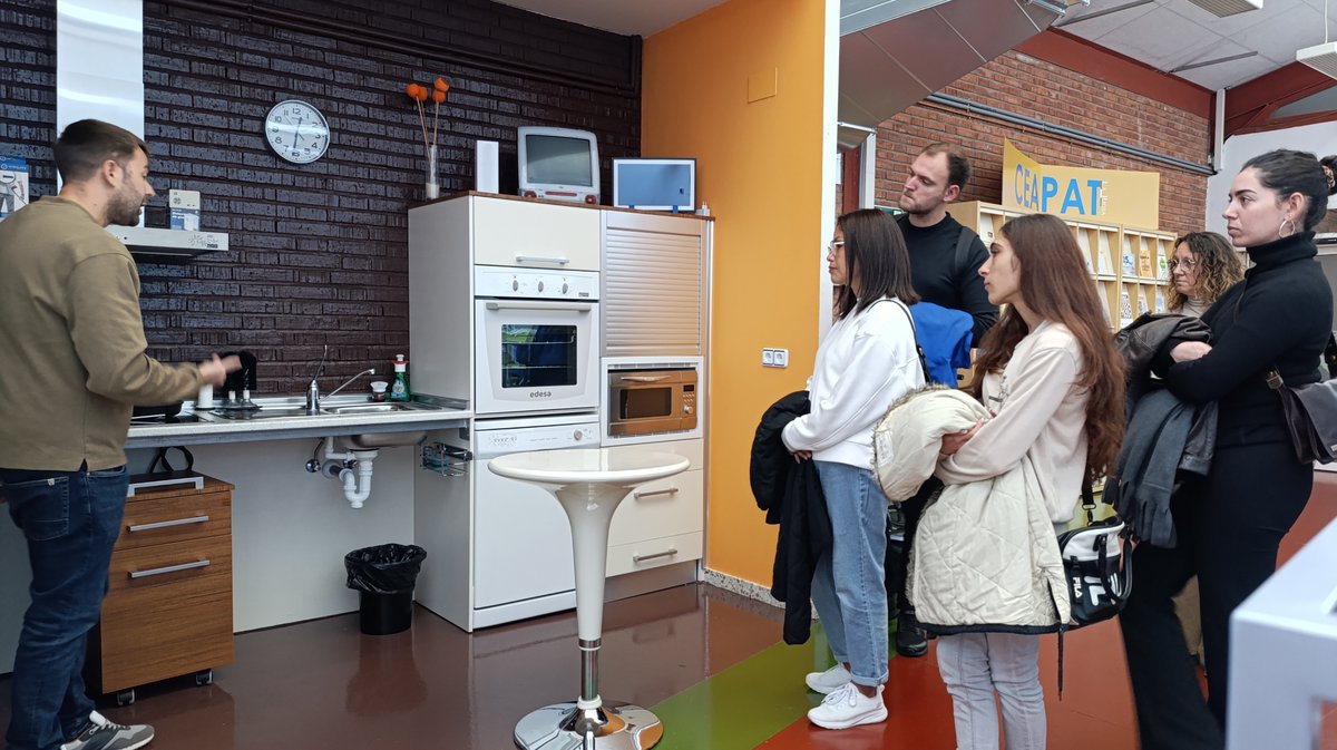 El 30 de octubre recibimos a un grupo de estudiantes del programa "Mirando los Cuidados de los Nuestros". Esperamos que la visita a nuestro centro y conocer nuestra labor en favor del bienestar y la autonomía de las personas usuarias sea de utilidad en su desarrollo profesional.