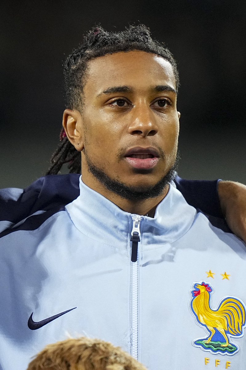 ActuFoot_'s tweet image. 𝗣𝗟𝗨𝗧𝗢̂𝗧 𝗗𝗜𝗦𝗖𝗥𝗘𝗧 𝗘𝗡 𝗣𝗨𝗕𝗟𝗜𝗖, 𝗠𝗜𝗖𝗛𝗔𝗘𝗟 𝗢𝗟𝗜𝗦𝗘 🇫🇷 𝗘𝗦𝗧 𝗘𝗡 𝗥𝗘́𝗔𝗟𝗜𝗧𝗘́ 𝗔𝗠𝗕𝗜𝗔𝗡𝗖𝗘𝗨𝗥 𝗗𝗨 𝗩𝗘𝗦𝗧𝗜𝗔𝗜𝗥𝗘 𝗕𝗔𝗩𝗔𝗥𝗢𝗜𝗦. 

"𝙄𝙡 𝙚𝙨𝙩 𝙡𝙚 𝙥𝙖𝙩𝙧𝙤𝙣 𝙙𝙚 𝙣𝙤𝙩𝙧𝙚 𝙜𝙧𝙤𝙪𝙥𝙚 𝙒𝙝𝙖𝙩𝙨 𝘼𝙥𝙥", explique Jonathan Tah.

Olise…