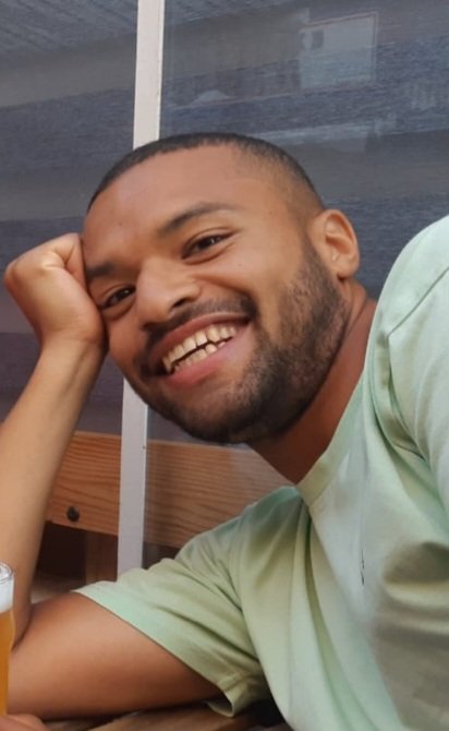 Maintenant il faut un physique de télé pour faire de la radio 😉 Bienvenue à Bradley de Souza, embauché à la rédaction d'ICI Normandie en tant que journaliste spécialisé santé et environnement et joker matinale.