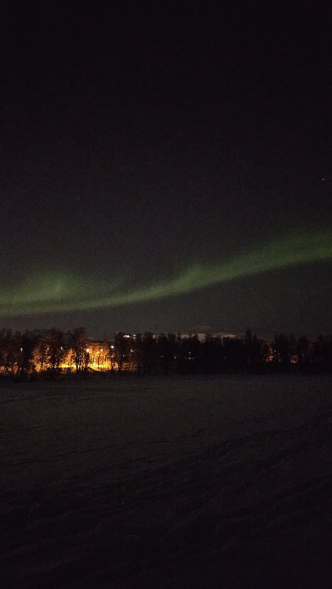 Nicotpf's tweet photo. @alnsdt C'est visible a l'œil nu. Le rendu est comme la photo. Vu en Norvège en février https://t.co/6y1xxLNGG4