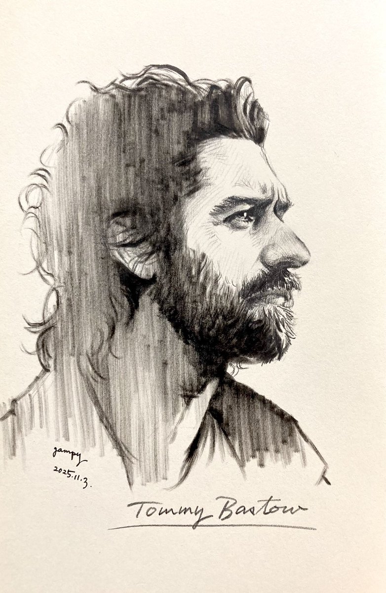 #ばけばけ
小泉八雲がモデルのヘブン先生を演じるトミー・バストウさんのファンアートを描いてみました。役作りのためアイルランドやニューオリンズを訪ねる番組の一コマから。物静かで誠実な俳優さんですね。「SHOGUN〜将軍〜」に続いて拝見してますがすっかりファンになりました。
