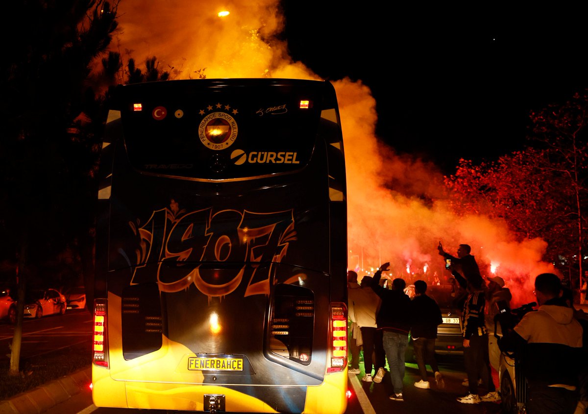 Omuz Omuza, Hep Birlikte! 

Dün gece Beşiktaş deplasmanında alınan galibiyet, Fenerbahçemizin inancının, karakterinin ve pes etmeyen ruhunun göstergesiydi. 

Takımımız son ana kadar savaştı, taraftarımız bir an bile vazgeçmedi.
Sahada, tribünde, ekran başında… Herkes aynı