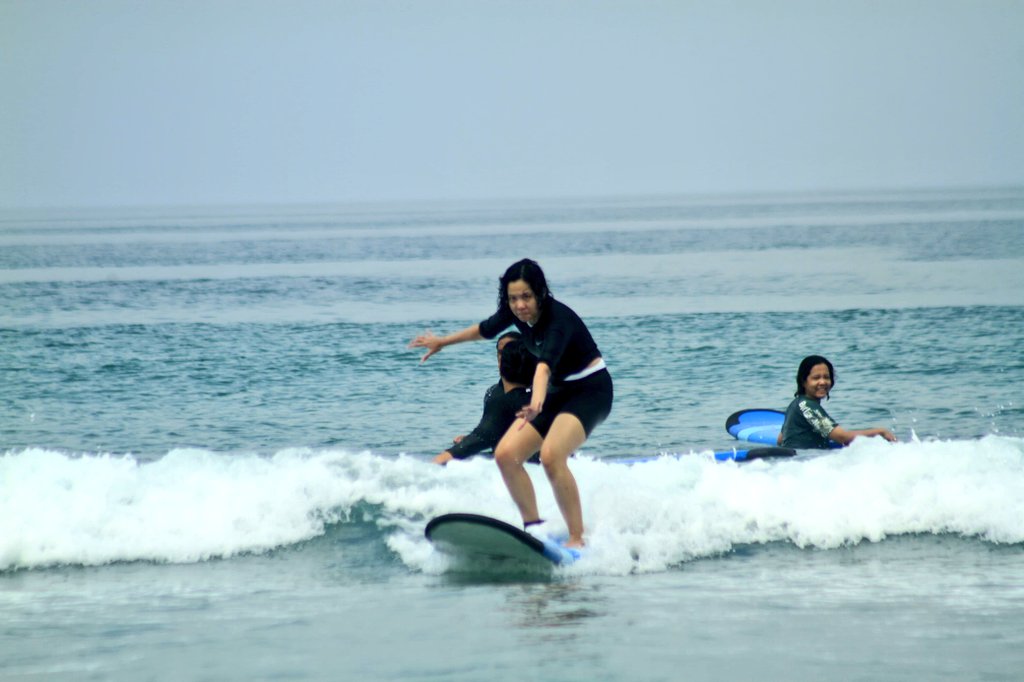 DeiDay919's tweet image. Even though I’m always stumbling and falling, I never give up — I always get back up again 💪🏻🔥🏄🏻‍♀️
And one thing I know for sure: my sister always has my back 🥰💕👯‍♀️🤗😘
#surfergirl #surfing #longboardsurfing #surfinggirl