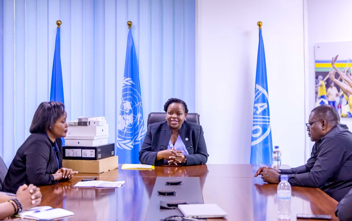 FAORwanda's tweet photo. Strengthening #OneHealth for a healthier and safer region, @FAORwanda, in partnership with others, under the Greater Virunga Landscape (GVL) project, handed over IT equipment to @GreaterVirunga to enhance pandemic prevention, preparedness &amp; response capacities.

#OneHealth https://t.co/6hlj6Rxhzm