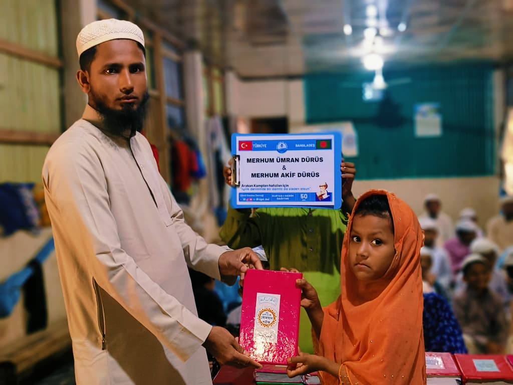 gonul_damlasder's tweet photo. Gönül Damlası Derneği olarak, Bangladeş'deki medreselerde hafızlık yapan talebelere hayırseverlerimizin destekleri ile  Kur'an-ı Kerim hediye ettik. https://t.co/ggslAuFjbV