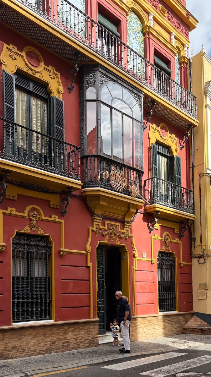 _evija's tweet image. Gaismas, ēnas un krāsas. Spānija mani nekad nav tā baigi uzrunājusi (kaut kas mums īsti nesaiet pa ceļam tīri mentalitātes ziņā), izņemot, protams, Bilbao, bet izskatās, ka šim sarakstam pievienojas Seviļa. Chefs kiss!